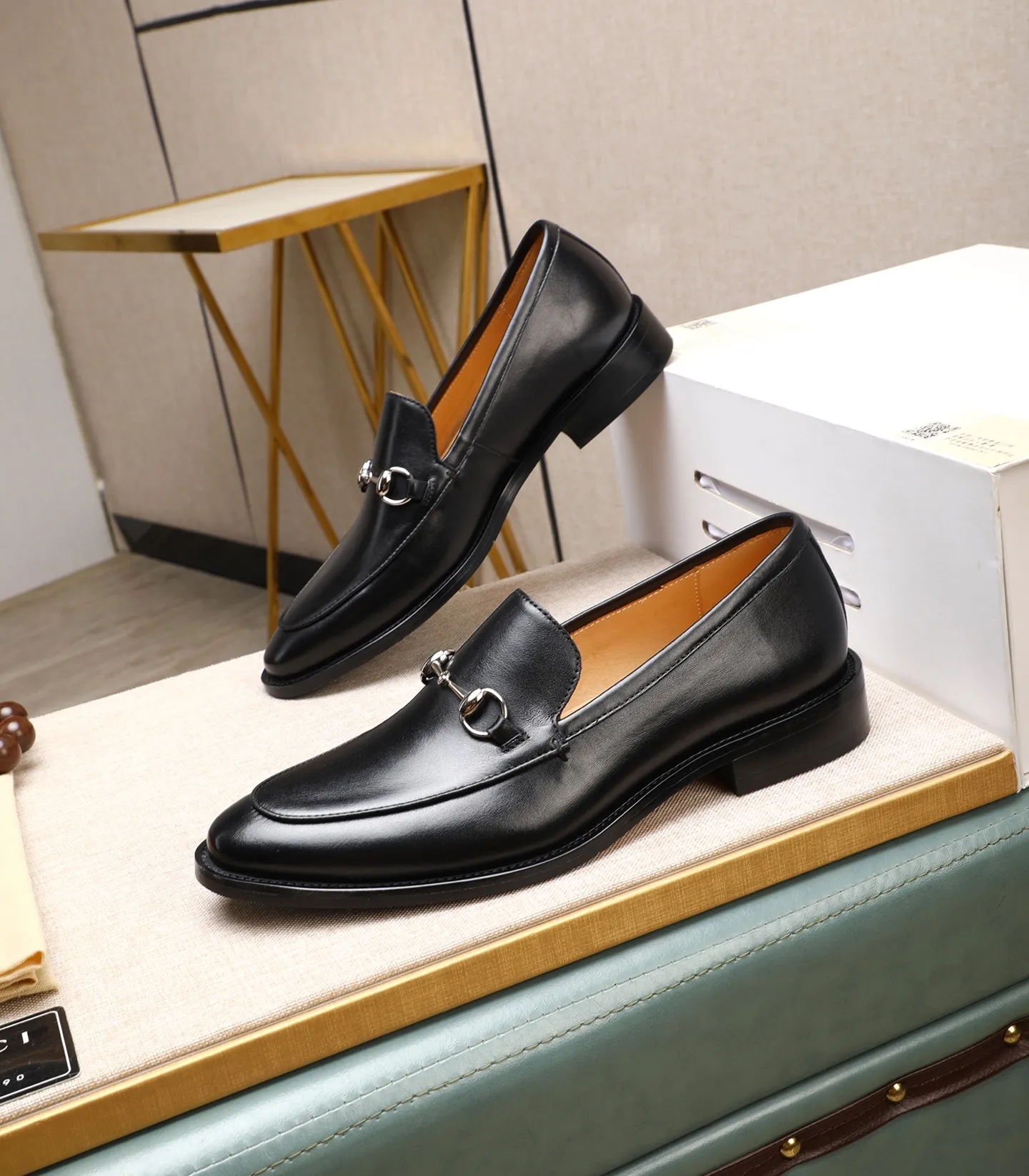 Men's shoes 💰520 (all cowhide) GUCCI high-end formal leather shoes. Original imported first-layer calfskin from Italy. Water-dyed cowhide lining. Original hardware. I believe you will be impressed from the first time you see it. The avant-garde style can no longer fully interpret its elegance. AAA grade rubber outsole. Super comfortable. The original last from the counter ensures its original version and quality. The simple upper ensures its comfort and breathability. A pair of truly good shoes has its own unique soul, prestigious quality, regular size 38-44